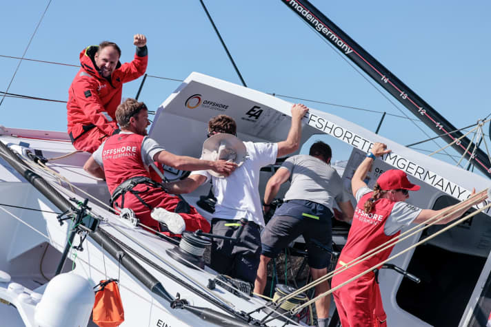   La première victoire de l'Ocean Race Europe est assurée : le skipper d'"Einstein" Robert Stanjek lève le poing.