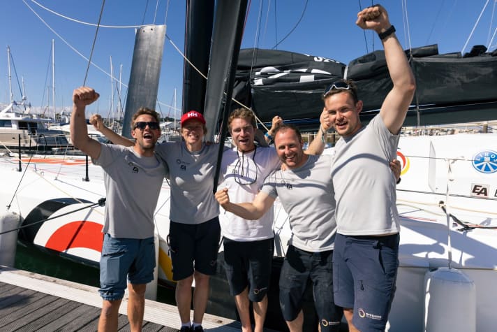   Die glücklichen Imoca-Klassensieger von der "Einstein": Phillip Kasüske, Robert Stanjek, Tim Smyth, Annie Lush und Benjamin Dutreux