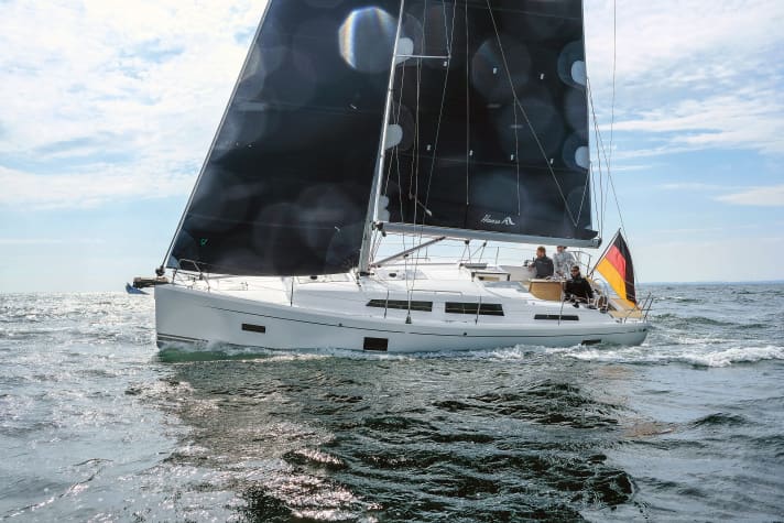   Hull length 10.99 m; width 3.90 m; weight 8.3 tonnes; price 202,180 euros