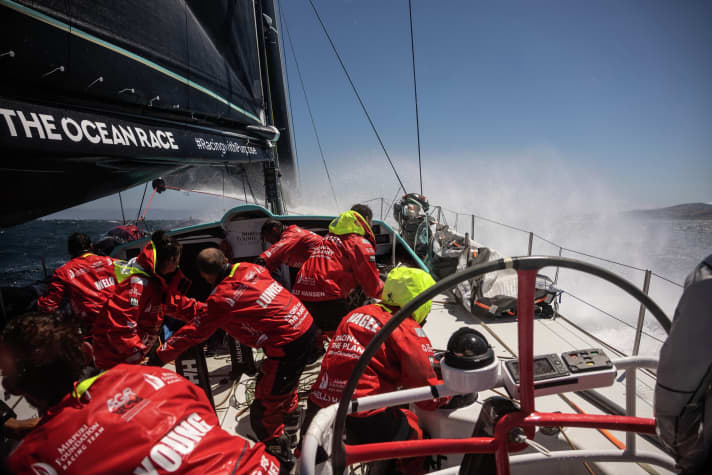   Das Mirpuri Foundation Racing Team in knackigen Bedingungen. Am Ende von Etappe zwei ging es wesentlich flauer zu. Das Team um Skipper Yoann Richomme sicherte sich den VO65-Klassensieg