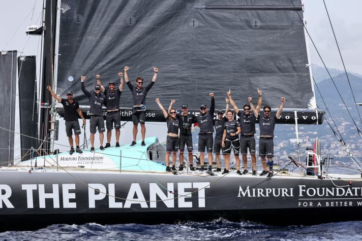   Mächtiger Jubel im Mirpuri-Team: die Crew um Skipper Yoann Richomme gewann das Ocean Race Europe in der VO65-Klasse