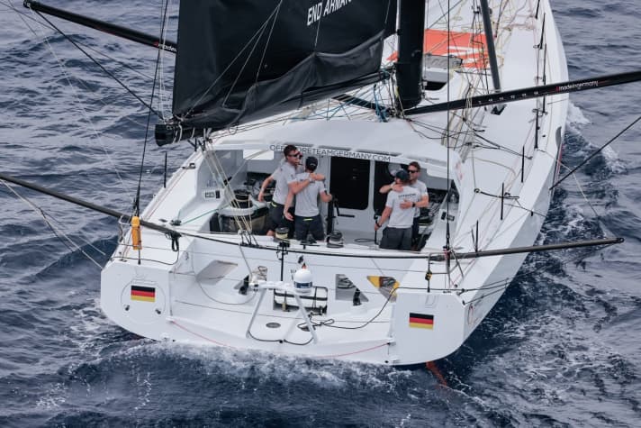   Embrassades à bord d'"Einstein" : quelques secondes auparavant, l'équipe battant pavillon allemand avait remporté l'Ocean Race Europe