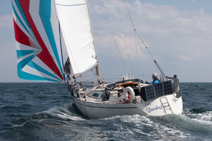   Peu après le départ, le navigateur norvégien Mikael Khei sur l'Albin Nova "Lady Stardust" fait une belle course.