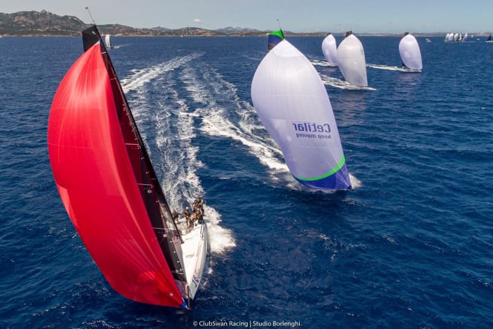   Les plaisirs du Swan dans la zone de rêve autour de Porto Cervo