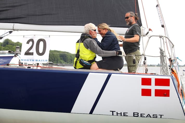   Bacio del vincitore da parte di Helle Jespersen a Jan Hansen. Lo ha sostenuto dalla riva. Helle Jespersen è una velista di alto livello, avendo vinto il bronzo nell'Yngling ai Giochi Olimpici di Atene del 2004.