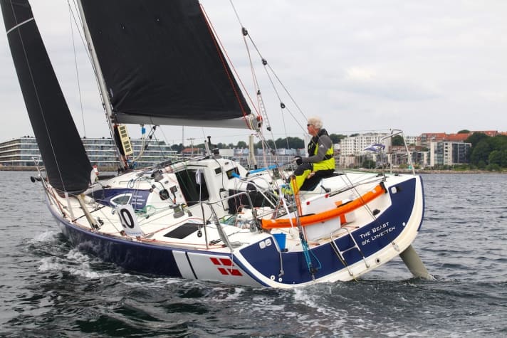   Sur l'eau, le roi de la première de la nouvelle Round Denmark Race 2021 : le navigateur danois en solo Jan Hansen sur son Figaro 2 modifié "The Beast" franchit la ligne d'arrivée