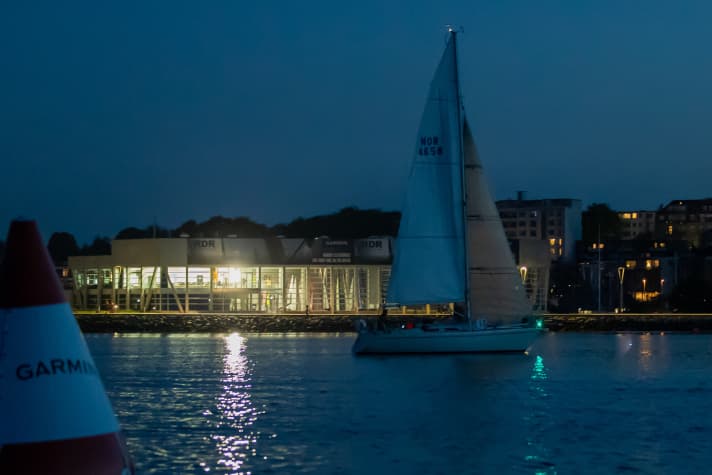   Ambiance de soirée inspirante lors de la Round Denmark Race 2021. En arrière-plan, on peut voir le populaire Aarhus Sailing Center, qui est également utilisé par les équipes olympiques du monde entier pour s'entraîner.