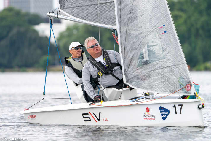   The winners of the Hamburg Inclusion League premiere in their element: Foresailor "Sigi" Mainka and his helmsman Jürgen Brietzke