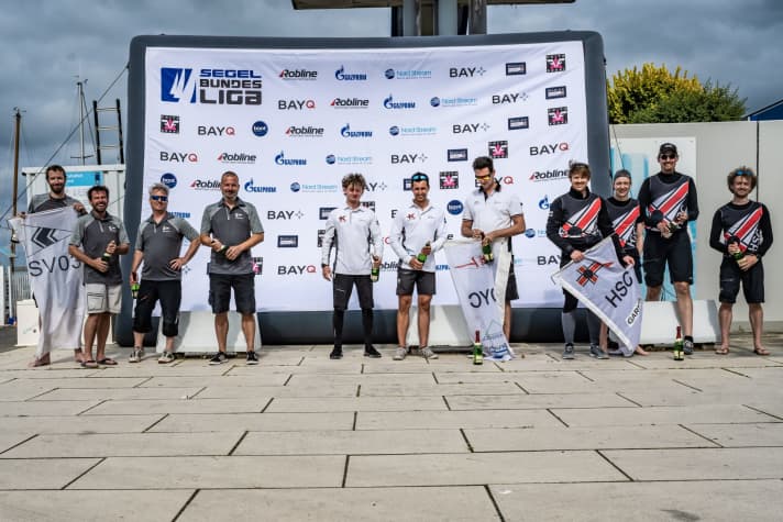   Les trois meilleurs clubs de deuxième division devant le mur des vainqueurs à Kiel-Schilksee