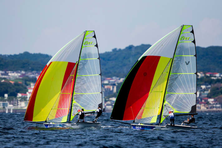   Sie sind Trainingspartner, Freunde – und ab dem 27. Juli mit dem Start der olympischen Skiff-Regatta auch Rivalen im Kampf um Edelmetall: Erik Heil/Thomas Plößel (rechts) und die Spanier Diego Botín/Iago Lopez Marra. Die deutschen 49er-Segler sitzen seit 20 Jahren in einem Boot, gewannen 2016 in Rio de Janeiro eine Bronzemedaille und kämpfen erneut um eine Medaille