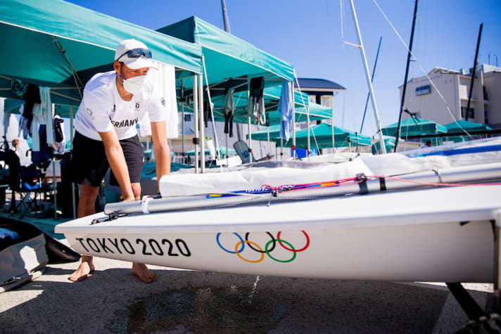   Philipp Buhl vor seinem zweiten Olympiastart: Morgen wird der Allgäuer seinen japanischen Laser erstmals unter Regattabedingungen die olympische Rampe hinunterschieben