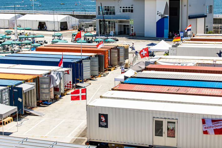   Hier haben die Teams ihre Fahrerlager aufgebaut. Die meisten Container enthalten gut ausgestattete Büros, Werkstätten sowie Ruheräume für die Athleten