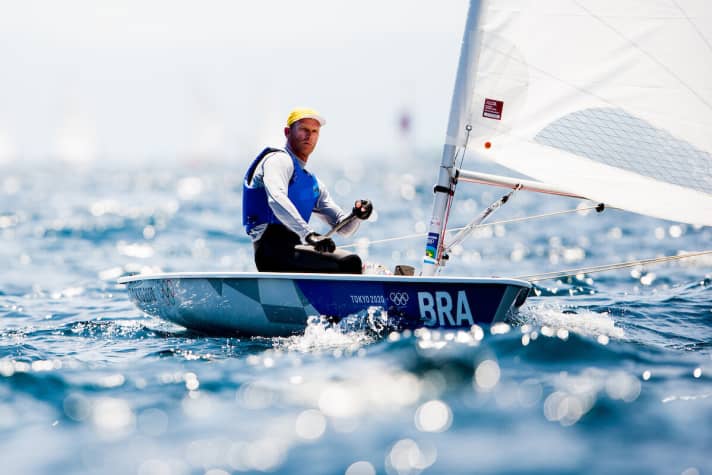   Il est de retour : à 48 ans, Robert Scheidt compte parmi les candidats aux médailles en laser. Autrefois l'idole des jeunes du champion du monde Philipp Buhl, le Brésilien a participé à toutes les régates olympiques de laser depuis les débuts de la classe aux Jeux olympiques en 1996. Le compte est bon ? Il s'agit de la septième participation de Scheidt aux Jeux olympiques, et ses adversaires savent que le marathonien est toujours aussi dangereux après son retrait de la compétition.