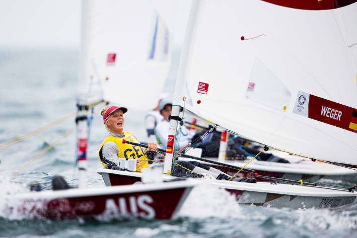   Svenja Weger konnte an ihrem zweiten Olympia-Tag nicht an die Gala vom Vortag anknüpfen, verteidigte aber eine Top-Ten-Position und genoss trotz schwacher Ergebnisse das besondere Gefühl, an diesem Tag im gelben Trikot der Spitzenreiterin auf Kurs Enoshima im Einsatz zu sein