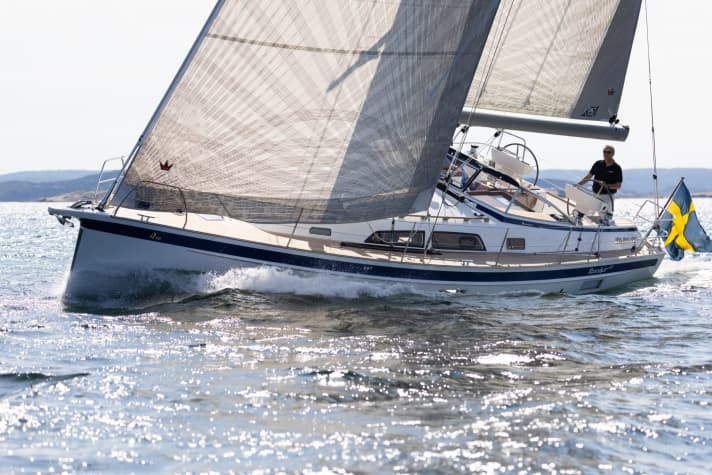   Hull length 12.30 m; width 4.18 m; weight 11.0 tonnes; price 552,300 euros