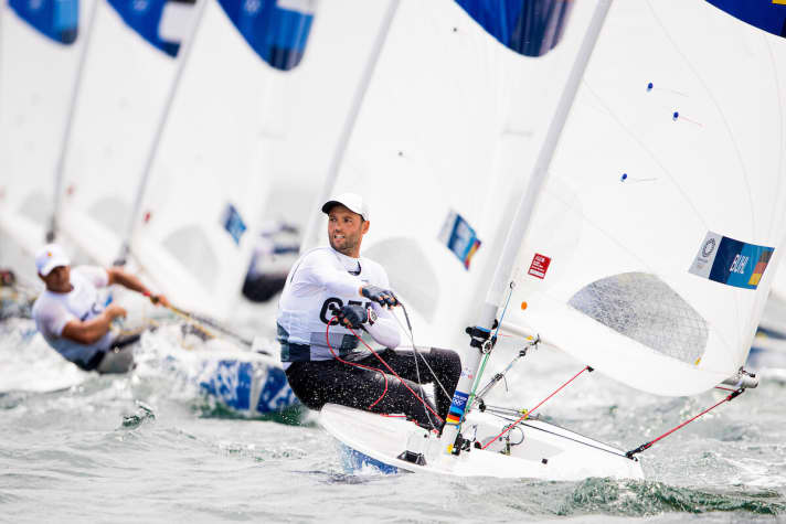   La voile peut être cruelle : Le champion du monde de laser en titre Philipp Buhl n'a pas réussi à s'adapter au troisième jour de la régate olympique sur le parcours qu'il voulait faire sien. Désormais 13e au classement général, il doit se surpasser s'il veut se mêler à la lutte pour les médailles.