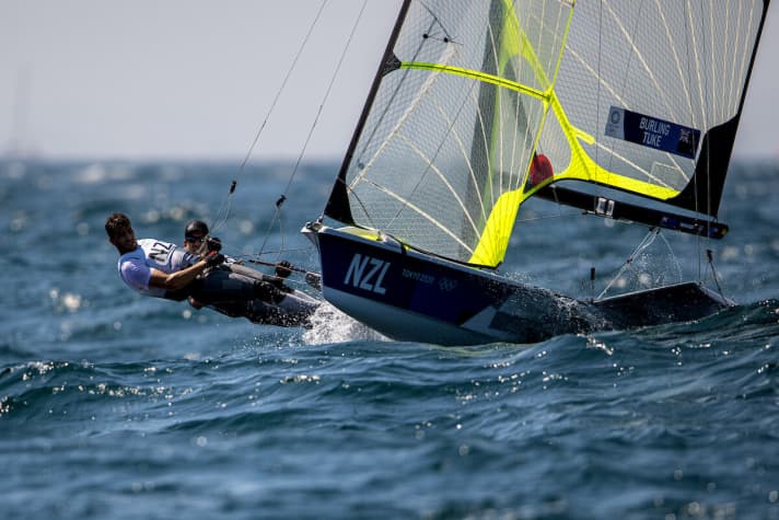   The prominent New Zealand 49er helmsman "Pistol Pete" Burling briefly fell off the boat on Thursday. The result: tenth place. However, the mishap did not prevent the Kiwis from winning the day later on, and although they have not yet regained their former dominance, they remain a force to be reckoned with in the battle for the medals.