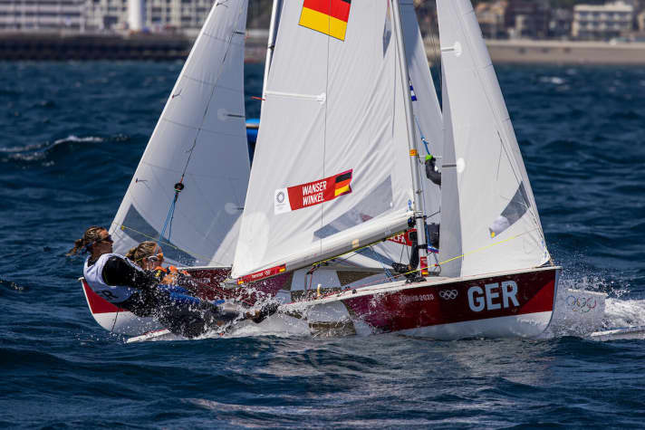   An Land verloren sie die Ergebnisse ihrer ersten beiden gelungenen Olympia-Wettfahrten endgültig, auf dem Wasser starteten sie ihre Aufholjagd im Kampf gegen reichlich Strafpunkte und gaben Weltklasse-Antworten: die 470er-Seglerinnen Luise Wanser und Anastasiya Winkel