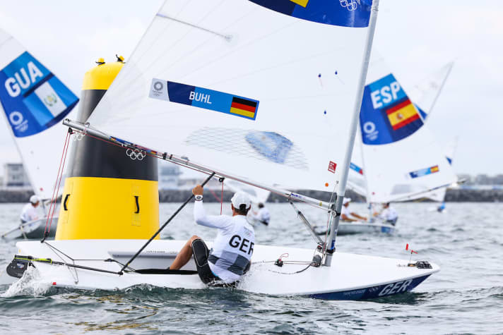   Zwischen Hölle und Himmel am Vorschlusstag seiner olympischen Regatta: Laser-Weltmeister Philipp in Aktion auf Kurs "Enoshima"