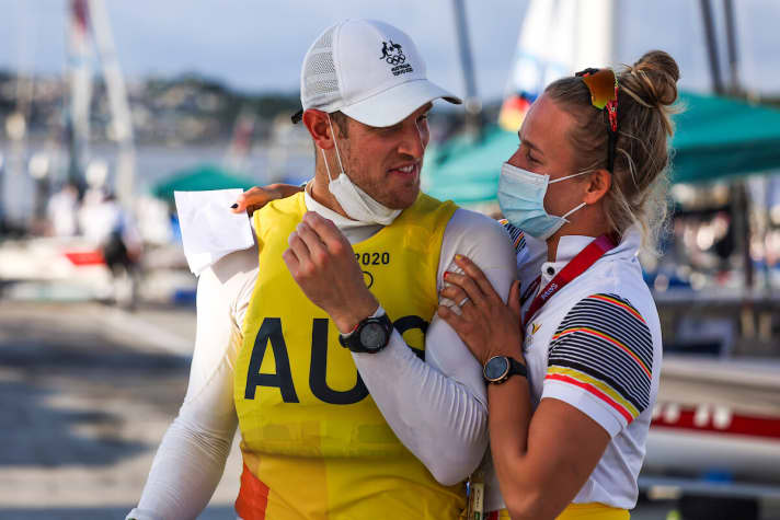   La Belge Emma Plasschaert se réjouit pour son ami Matt Wearn, qui a remporté le titre olympique ce vendredi. Elle-même se battra dimanche pour une médaille en Laser Radial.
