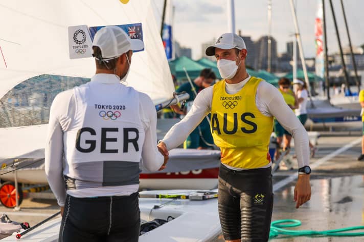   At the 2020 World Championships, Buhl beat Wearn in his home territory in Australia. This time, Wearn has the lead. Buhl offers fair congratulations