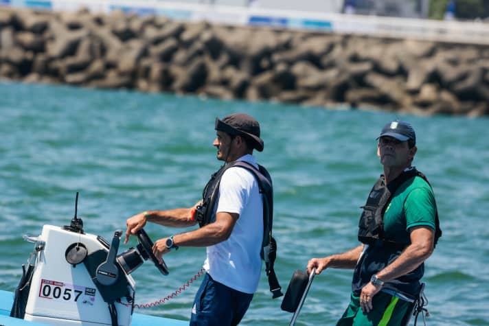   Le Brésilien Torben Grael, quintuple médaillé olympique et double champion olympique, a accompagné sa fille Martine Grael en tant que coach lors de la finale des médailles.