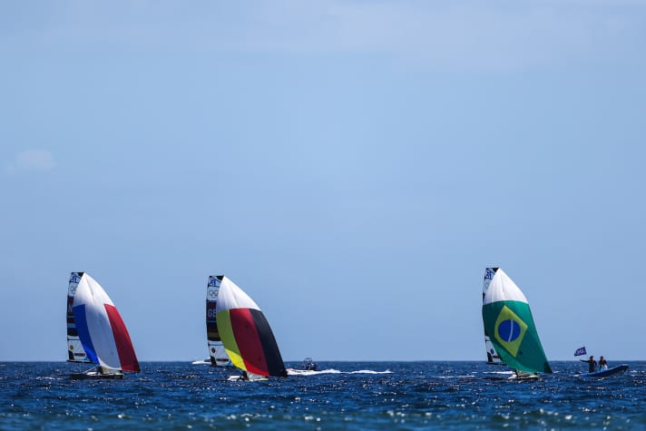   L'immagine mostra già l'ordine successivo del podio olimpico 49erFX: Brasile davanti a Germania e Paesi Bassi.