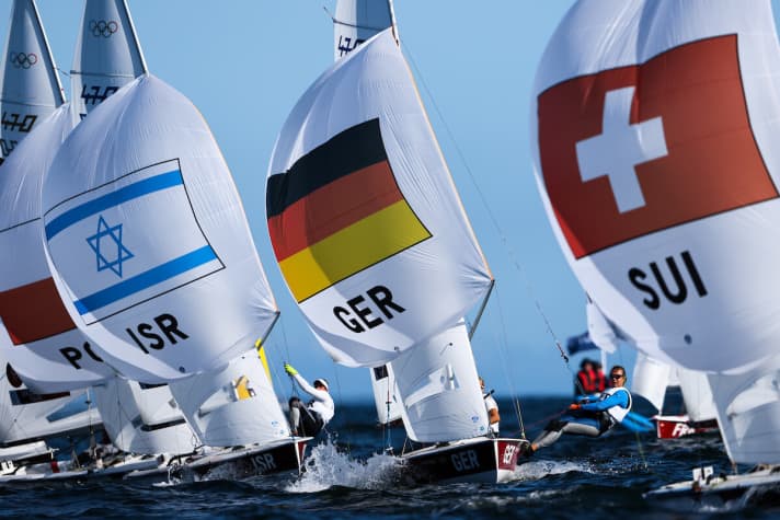   L'emozionante finale di medaglia dei 470 è stata vinta dalle disinvolte e simpatiche veliste svizzere Linda Fahrni e Maja Siegenthaler davanti a Luise Wanser e Anastasiya Winkel. Le donne svizzere si sono catapultate al quarto posto