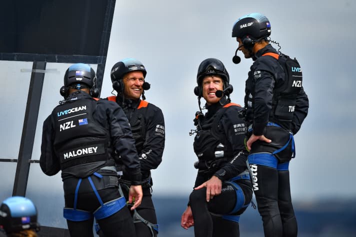 Di nuovo nel SailGP: l'argento olimpico Peter Burling (2° da destra) e Blair Tuke (destra)