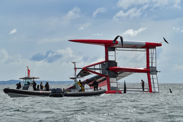 Con il vento più forte e rafficato, i migliori velisti danesi della SailGP si sono ribaltati durante l'allenamento prima dell'inizio della regata. I velisti sono rimasti illesi e la barca non ha subito quasi nessun danno.