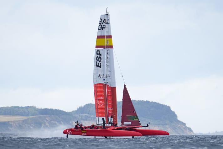 Das spanische Team mit dem neuseeländischen Steuermann und Lehrmeister Phil Robertson. Gemeinsam haben sie bei der letzten SailGP-Regatta in England erfahren müssen, wie schmerzhaft eine schwarze Flagge sein kann. Vor Aarhus soll es wieder aufwärts gehen