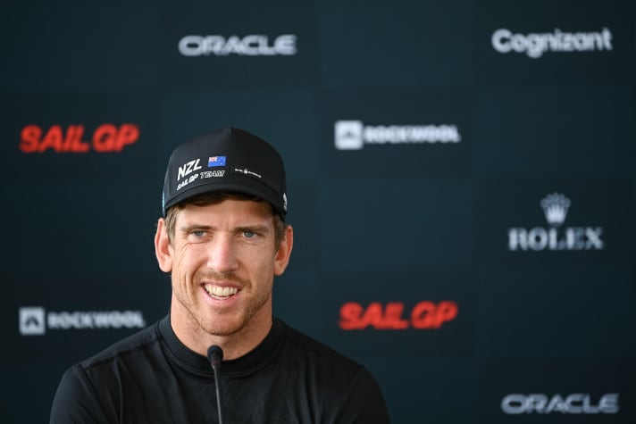 La stella della vela neozelandese Peter Burling può tornare a ridere dopo la sconfitta di stretta misura nel duello olimpico per l'oro. In sua assenza, il team neozelandese della sua prima stagione SailGP non è riuscito ad andare oltre l'ottavo e l'ultimo posto. Ora le cose si risolleveranno con il ritorno di "Pistol Pete" e del suo compagno di squadra Blair Tuke nel SailGP.