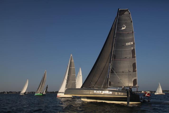   Les vainqueurs des Line Honors ont fait une entrée fracassante sur "Black Marlin" : Jan Andersen et Roland Gäbler ont mené le projectile à la première place.