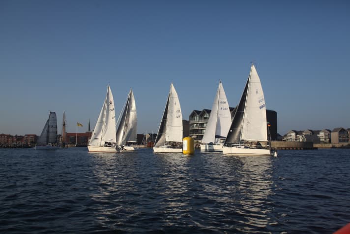   A scene from the Vegvisir Race 2021 against the backdrop of Nyborg