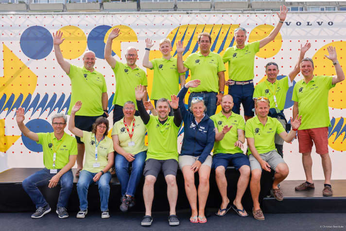   Kieler Woche sports director Dirk Ramhorst (3rd from right, standing) and his management team greet from the Kiel-Schilksee Olympic Centre. Ramhorst already said at half-time: "Before Kiel Week is after Kiel Week. The work for the 128th edition starts next Monday. The preparation time will then only be nine months." This is due to the fact that the next edition will once again take place on its regular date in June