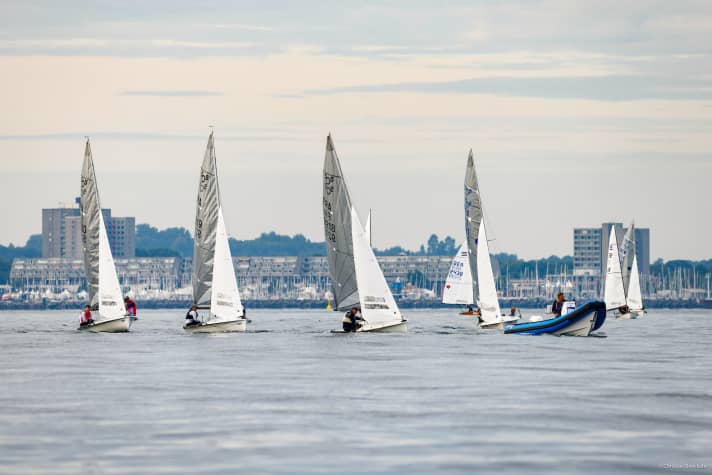   Non partenza e navigazione, ma attesa e traino sono state le discipline del quarto e ultimo giorno della prima metà della Settimana di Kiel. Ecco i 505 che mettono a dura prova la loro pazienza