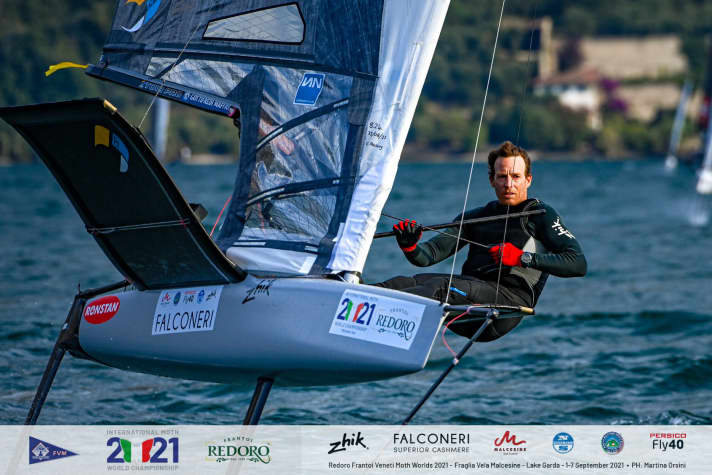   Anche il campione olimpico britannico di Laser Paul Goodison è nel suo elemento nel Moth, vincendo il bronzo sul lago di Garda.