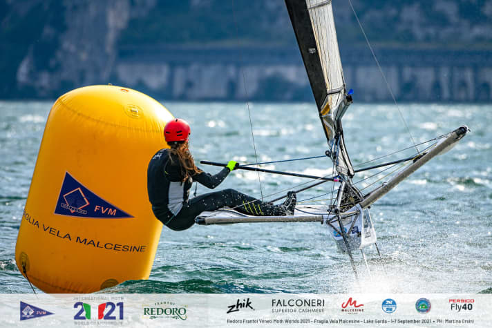   Quasi due dozzine di donne hanno partecipato ai campionati mondiali di falena. Una di loro mostra le sue abilità qui...