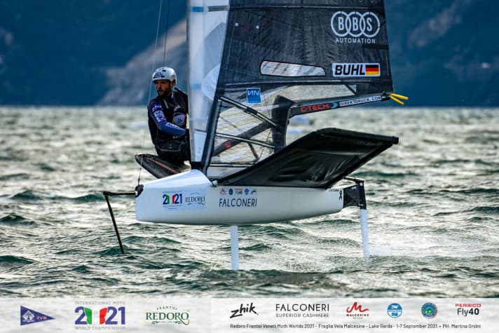   Philipp Buhl alimenta la gioia e altri valori aggiunti ai Campionati del Mondo Moth 2021 in Italia