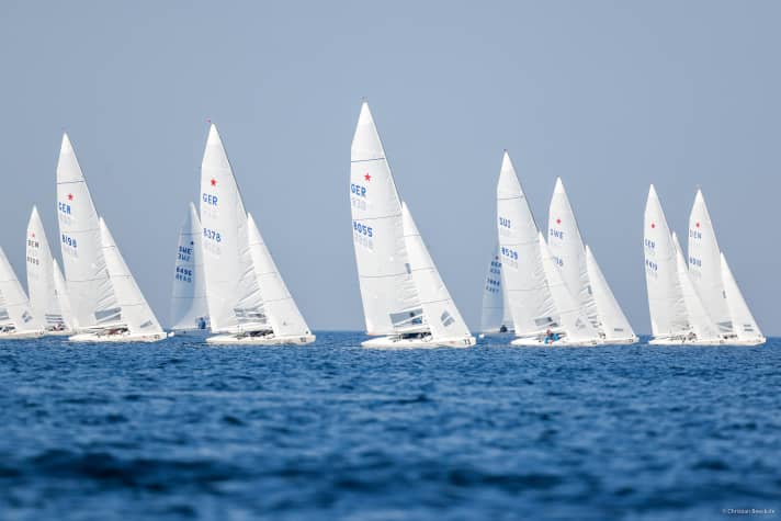   Enfin de la voile ! La flotte du Championnat du monde de Starboat a pu disputer sa première course le troisième jour, après une accalmie persistante.