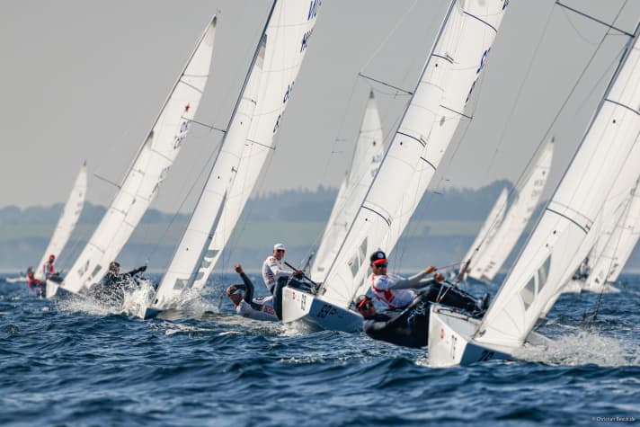  La flotte d'étourneaux du championnat du monde a réussi à courir deux manches jeudi et à rattraper un peu les deux jours de course perdus.
