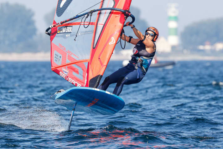   Co-favourite among the iQFoil surfers: Lena Erdil in action off Kiel