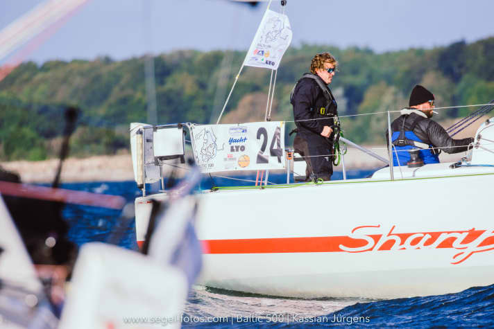   Accanto a Cord Hall, uno dei due padri fondatori della Baltic 500 e partecipante egli stesso: Rasmus Töpsch con Bertil Balser sul JPK 10.10 "Sharifa".