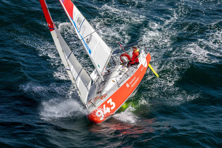   Après avoir rencontré des problèmes techniques, il est à son tour confronté à la tempête : Lennart Burke sur son "Vorpommern".