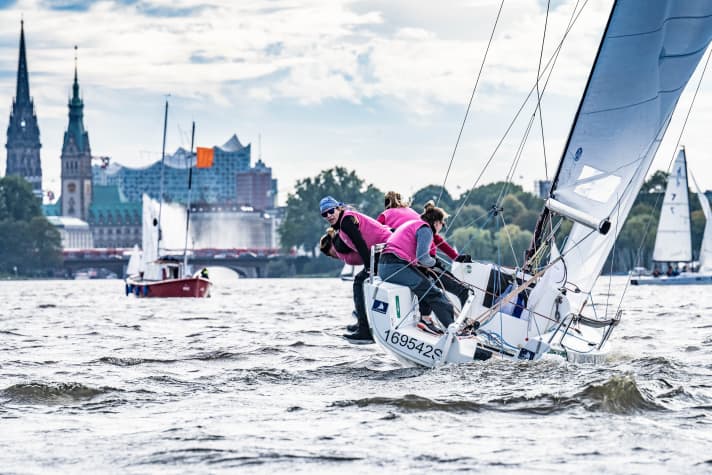   Die Alster und ihr Ufer boten in der Segelsportstadt Hamburg eine schöne Kulisse für den weiblichen Regatta-Gipfel