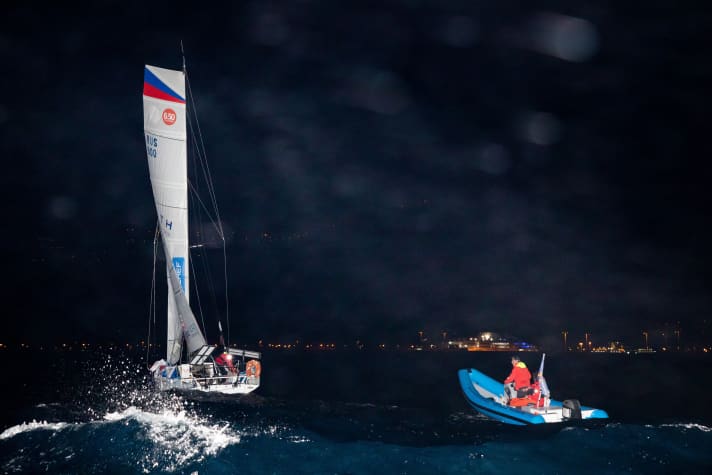   A 03h22, le Grachevas "Path"/numéro 800 traverse la ligne dans l'obscurité totale.