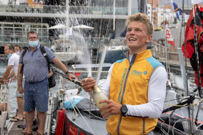   Melwin Fink è fortunato: qui il giovane skipper aveva appena vinto la prima tappa della Mini-Transat 2021 dopo una straordinaria cavalcata in ussemburgo
