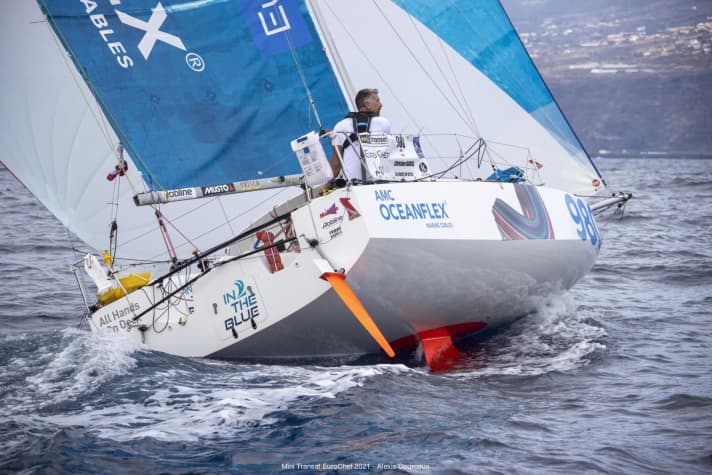   Le skipper de "All Hands On Deck", Christian Kargl, est arrivé deuxième au classement des bateaux de série dans les eaux canariennes et, après le déluge de protestations et de décisions, il entame la deuxième étape en troisième position.