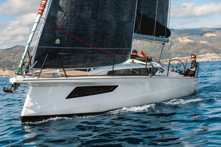   Rumpflänge 9,90 m; Breite 2,98 m; Gewicht 4,2 t; Preis 243.311 Euro