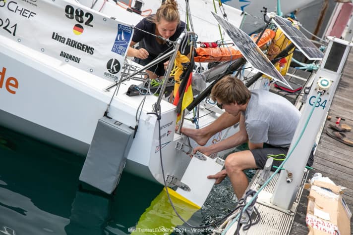   Ici, Lina Rixgens et Sverre Reinke travaillent à la barre de l'"Avanade". La photo est déjà ancienne. Ils ne savaient pas encore qu'une nouvelle avarie les mettrait à l'épreuve juste avant le départ de l'étape.